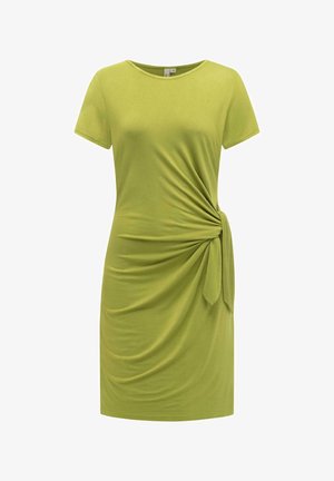 Lichtgroene jurk met korte mouwen, een ronde hals en een gevouwen knoopdetail aan de rechterkant, waardoor zachte geplooide plooien ontstaan.