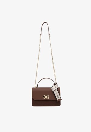 Borsa a tracolla in pelle marrone con base in suede, hardware dorato e tracolla a catena. Presenta un manico e un nastro decorativo con il marchio.