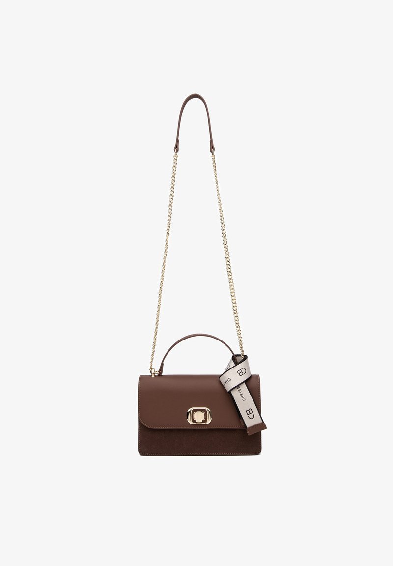 Borsa a tracolla in pelle marrone con base in suede, hardware dorato e tracolla a catena. Presenta un manico e un nastro decorativo con il marchio.
