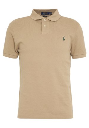 Polo beige à manches courtes avec deux boutons, col côtelé et petit logo vert brodé sur le côté gauche de la poitrine.