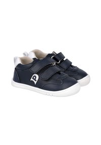 Zapatos para niños en azul marino con suelas blancas, dos correas de Velcro, una pestaña blanca en el talón y un emblema blanco con "P" en el lateral.