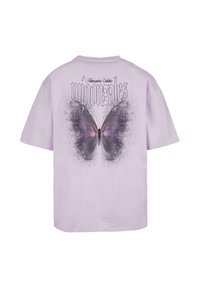 Kortærmet lavendel t-shirt med et stort sommerfuglegrafik i sort og lilla detaljer på ryggen, og fed typografi ovenfor.
