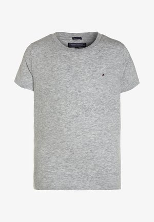 T-shirt en coton gris à manches courtes, col rond et petit logo sur la poitrine. Texture douce et design décontracté.