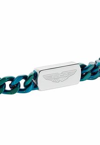 Bracciale a catena blu e verde acqua con chiusura in argento, caratterizzato da un logo Aston Martin inciso. Texture liscia e design con maglie intrecciate.