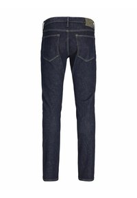 Jeans de mezclilla azul oscuro con corte recto, costuras visibles, dos bolsillos traseros y un parche de contraste en la cintura.