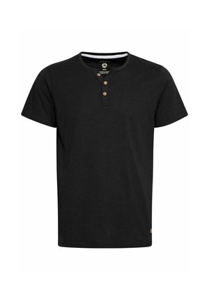 Schwarzes kurzärmliges T-Shirt aus weichem Stoff, mit einem Rundhalsausschnitt, der drei Holzknöpfen und einem kleinen Markenlabel am Saum ausgestattet ist.