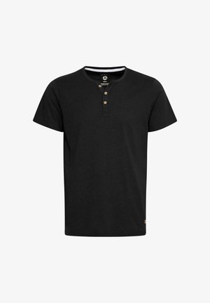 Tricou scurt cu mânecă neagră, realizat dintr-un material moale, cu guler tip crew și trei butoane din lemn, precum și un mic eticheta de brand la tiv.