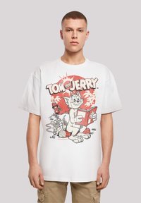Hvitt bomull T-skjorte med grafisk trykk av tegneseriefigurene Tom og Jerry, med røde og svarte detaljer i vintage stil.
