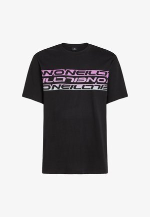Sort bomulds t-shirt med korte ærmer, der har et grafisk design af ordet "O'Neill" i pink og hvide vandrette striber over brystet.