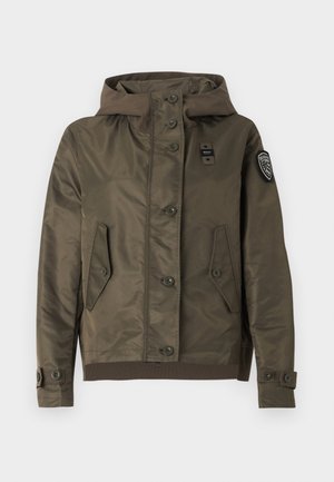 Olivengrønn hettejakke med knappestenging, to klaffelommer foran, justerbare mansjetter og et merke på venstre erme.