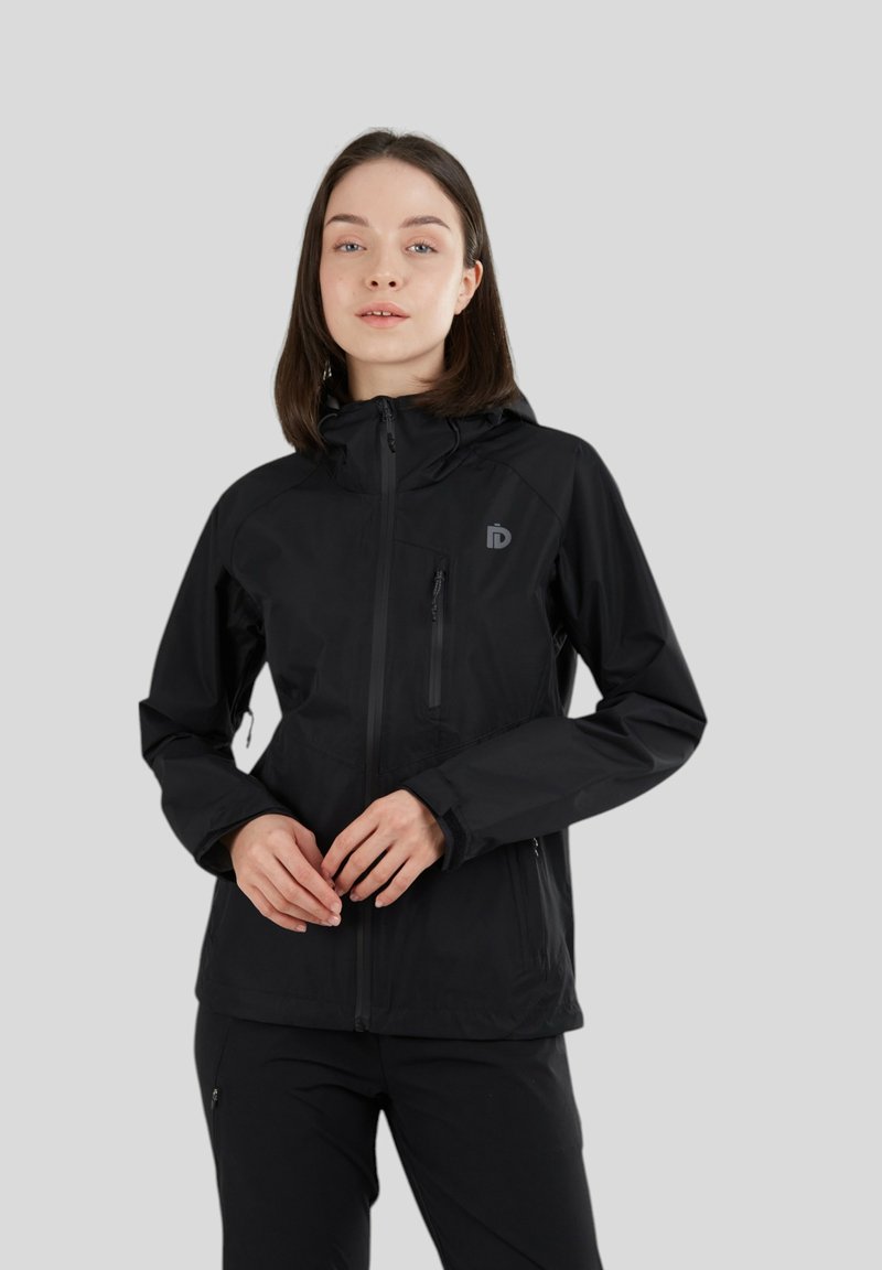 Veste d'extérieur noire avec une poche poitrine zippée, une capuche réglable et des détails de logo. Fabriquée en matériau léger et résistant à l'eau.