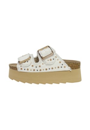 Sandali platform bianchi con due cinturini regolabili, dotati di borchie metalliche e un accento glitterato sulla suola. Forma distintiva e chunky.
