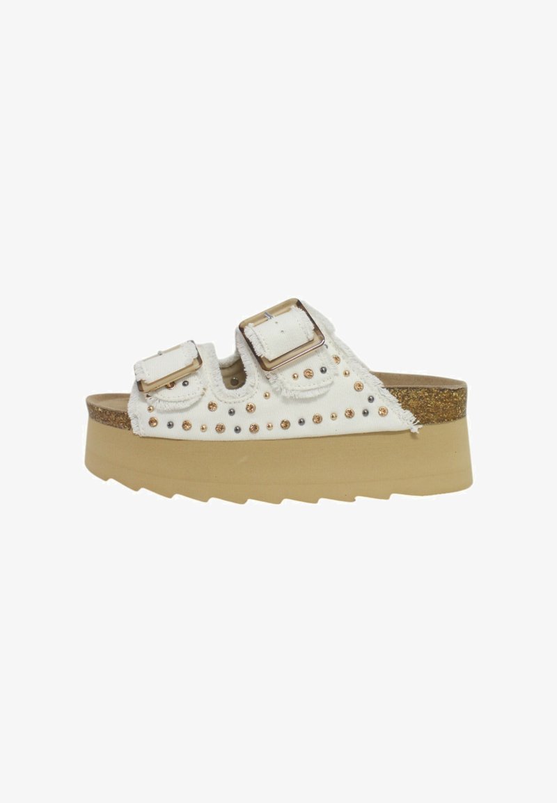 Sandali platform bianchi con due cinturini regolabili, dotati di borchie metalliche e un accento glitterato sulla suola. Forma distintiva e chunky.