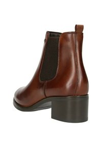 Stivaletto in pelle marrone con punta arrotondata, pannelli laterali elasticizzati e un tacco blocco moderato. Texture liscia con finitura lucida.
