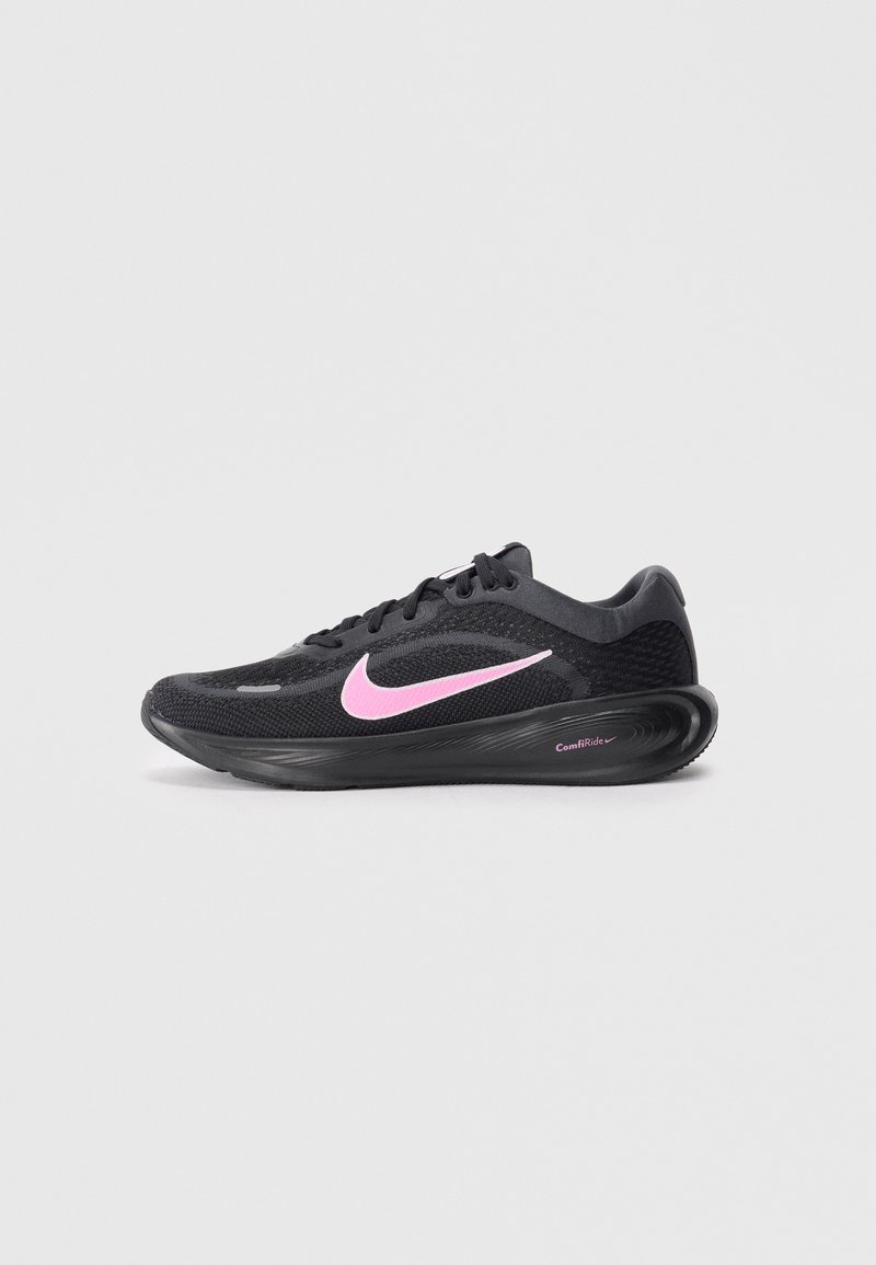 Scarpa da corsa nera Nike con logo swoosh rosa, tomaia in rete, suola ammortizzata etichettata "ComfiRide", esposta su uno sfondo grigio neutro.