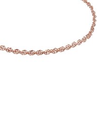 Collar de cadena de cuerda trenzada en oro rosa con intrincados eslabones trenzados sobre fondo blanco.