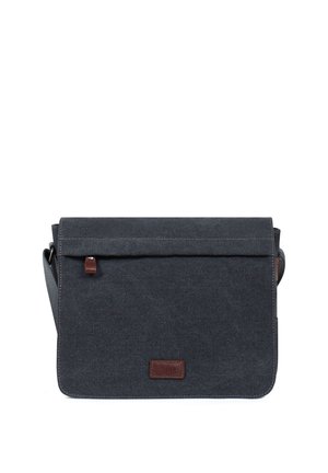 Sac messager en tissu gris foncé avec rabat frontal, bandoulière réglable et petite étiquette en cuir marron avec logo au centre devant.