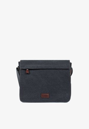 Sac messager en tissu gris foncé avec rabat frontal, bandoulière réglable et petite étiquette en cuir marron avec logo au centre devant.