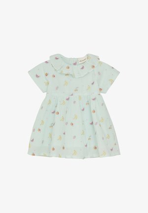 Vestido azul claro con mangas cortas, cuello con volantes y estampado de frutas. Hecho de tela suave, con una falda acampanada y cierre de botones en la parte trasera.