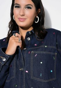 Jeansjack met multicolore decoratieve versieringen, koperen hardware en een klassieke fit met twee vo Taschen.