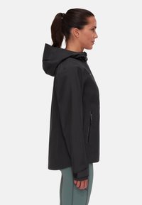 Schwarze, wasserdichte Jacke mit Kapuze, seitlichem Reißverschlussfach und verstellbaren Manschetten. Verfügbar in einem leichten, glatten Material und einem lässigen Schnitt.