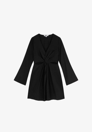 Černé šaty s hlubokým V-výstřihem, dlouhými zvonovými rukávy a uzlovým detailem vpředu, vyrobené z texturované látky a mají délku ke kolenům.