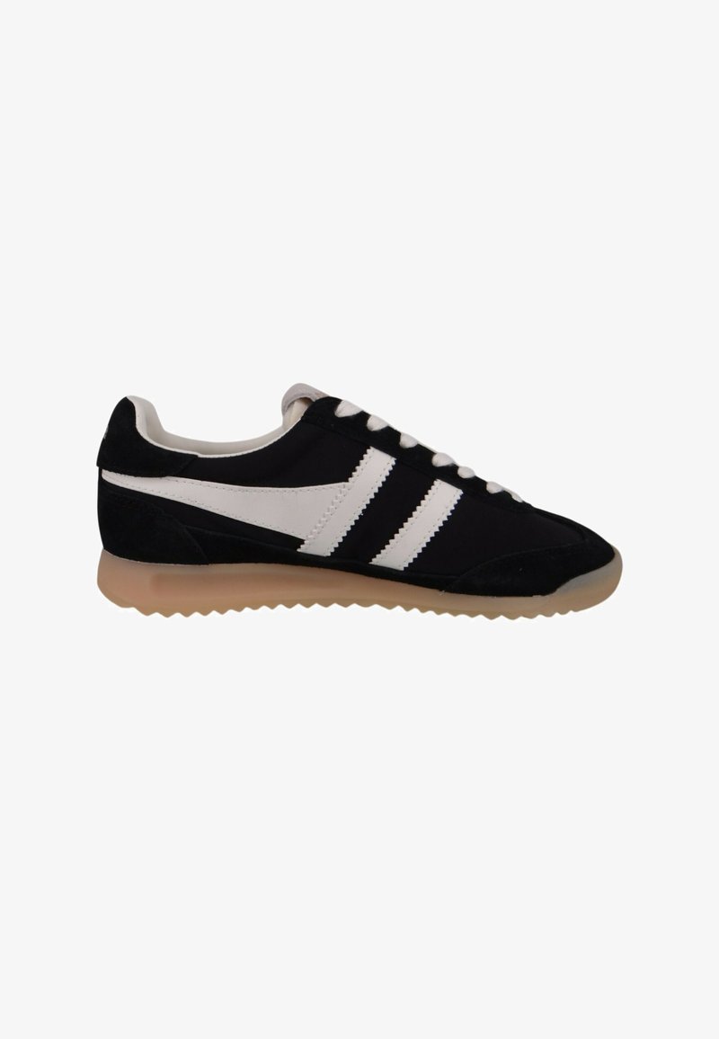 Baskets noires basses avec des rayures blanches, une semelle en caoutchouc beige et des lacets blancs, vues de côté sur un fond blanc.