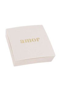 Scatola quadrata di colore bianco sporco con una finitura liscia. Lettere oro con la scritta "amor" sulla parte superiore. Bordo leggermente rialzato, design minimalista. Adatta per regali.