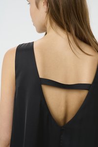 Svart satin klänning med en djup V-formad ryggdesign, med en smal rem över ryggen. Slät textur och minimalistisk stil.
