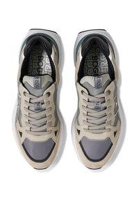 Beige og grå sneakers med mesh-overdel, gummisåler og tekstureret stof, med fremtrædende snørebånd og mærke på tungen.