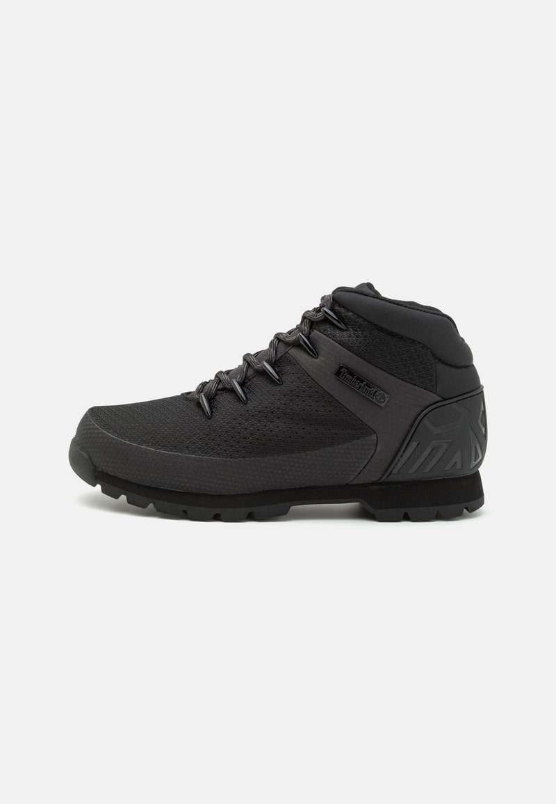 Scarpe da trekking mid-top nere con tomaia in mesh testurizzato, tallone rinforzato e suola in gomma con un motivo a battistrada per una migliore aderenza.