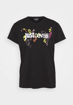 Czarny t-shirt z krótkim rękawem ozdobiony kolorowymi akcentami w panterkę oraz wyraźnym białym logo "Just Cavalli" na środku przodu.