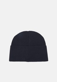 Berretto a coste di maglia di colore blu navy con risvolto, caratterizzato da una texture liscia e una parte superiore senza cuciture.