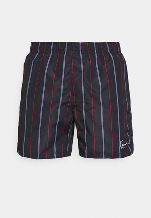 Schwarze Badeshorts mit vertikalen roten und hellblauen Streifen und elastischem Bund, mit kleinem weißem Signatur-Logo am unteren Bein.