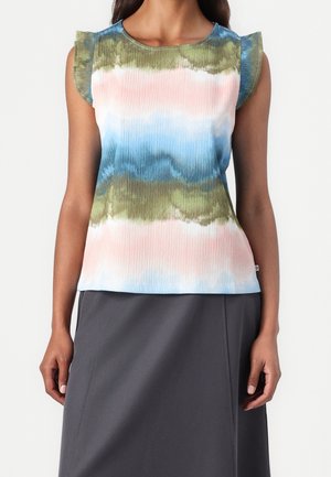 Bezrękawnik z marszczonym materiałem i falbanianymi krótkimi rękawkami, ozdobiony poziomymi pasami tie-dye w kolorach zielonym, różowym, niebieskim i białym, w połączeniu z ciemną spódnicą.