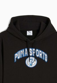 Felpa nera con cappuccio, caratterizzata da un logo "PUMA SPORTS" blu e bianco, con cordini e un'etichetta con dettagli del logo nel colletto.