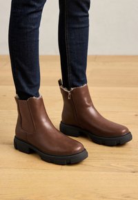 Stivaletti con plateau - cognac