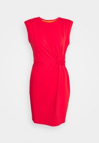 Röd ärmlös klänning med knut i midjan. Tillverkad av mjukt tyg, har en rundad halsringning och en åtsittande silhuett.