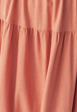 Koralna tkanina z teksturirano površino, ki ima nabore na pasu. Mehka, lahkotna snov izboljša drape in mehkobo.