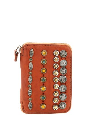 Borsello marrone in pelle con zip decorato con file di borchie rotonde e ovali colorate e metalliche in vari motivi.