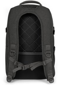 Sac à dos en tissu noir avec intérieur matelassé, bretelles réglables et poignée supérieure. Présente un design ergonomique et des détails en plastique.