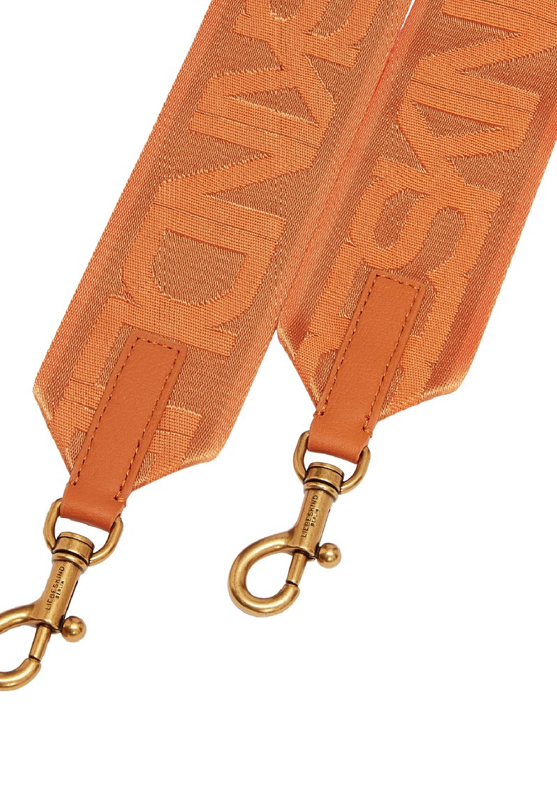 Der orange gewebte Riemen zeichnet sich durch auffällige Buchstaben, Lederakzente und goldfarbene Hardware-Clips zur sicheren Befestigung aus.