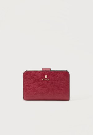 Portafoglio Furla in pelle rossa texturizzata con logo dorato, bordi arrotondati e chiusura a cinturino sulla parte superiore.
