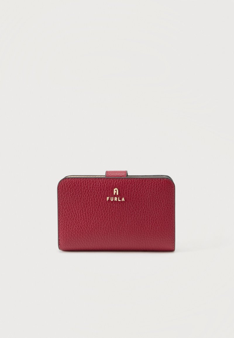 Portefeuille Furla en cuir rouge texturé avec logo doré, bords arrondis et petite fermeture à lanière sur le dessus.
