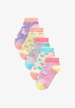 Sæt af fem par ankelstrømper i pastelfarver med mønstre, der inkluderer enhjørninger, regnbuer og hjerter, med kontrasterende hæl- og tåakcenter.