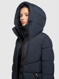 Tengerészkék pufi kabát nagy, bélelt kapucnival, vízszintes steppelt mintával, elülső cipzáros záródással és oldalt cipzáros zsebekkel.