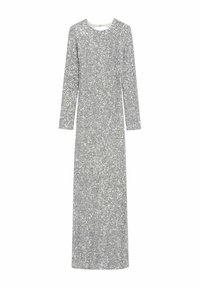 Srebrna sukienka z cekinami, z długim rękawem, okrągłym dekoltem, dopasowanym krojem i długością sięgającą podłogi. Błyszcząca tekstura na całej powierzchni.