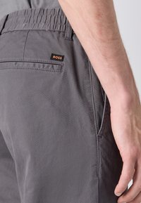 BOSS TAPERED - Pantalones - grey