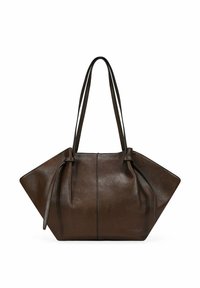Bolso tote de cuero marrón con un acabado texturizado, base ancha y lados cónicos. Presenta asas largas y suaves, y cierre de cordón ajustable.