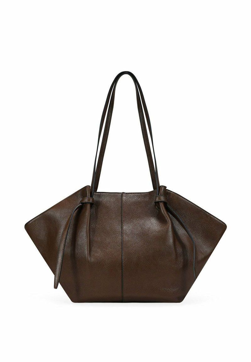 Bolso tote de cuero marrón con un acabado texturizado, base ancha y lados cónicos. Presenta asas largas y suaves, y cierre de cordón ajustable.